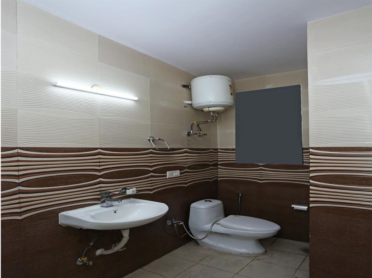 Oyo 472 Hotel Sareen New Delhi Bagian luar foto