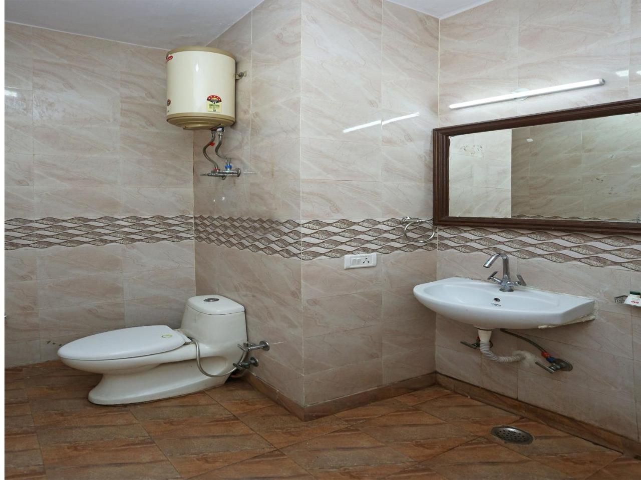 Oyo 472 Hotel Sareen New Delhi Bagian luar foto