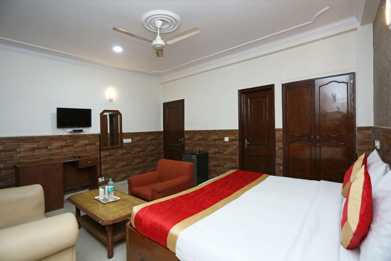 Oyo 472 Hotel Sareen New Delhi Bagian luar foto